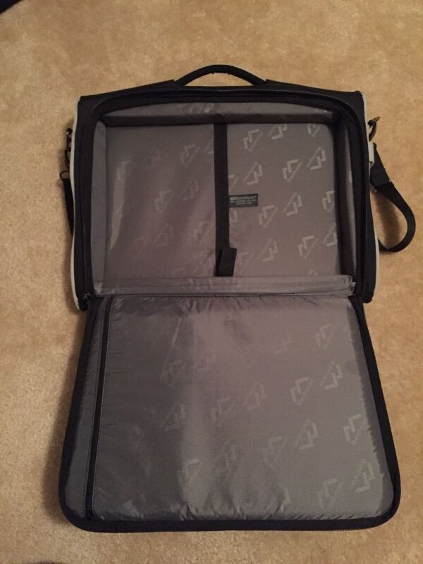 NEW Laptop/Tablet Shoulder Case ~ Brand New in Laptop Accessories in Nanaimo - Image 4