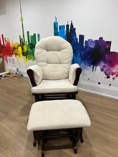 Generous seating room with padded arms Arm cushions have a pocket for magazines, TV remote, accessor...