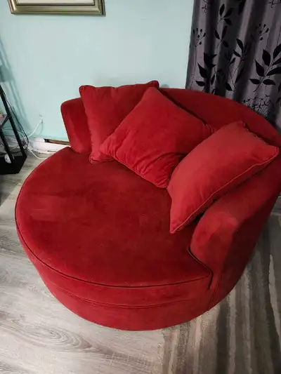 Fauteuil rond avec 3 coussins Assise 40po. Comme neuf valeur 1200 acheter chez structube