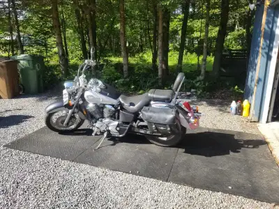 HONDA SHADOW 750 ACE 2003, PARE-BRISE, SACCOCHES, BANC POUR PASSAGER ET CHARGEUR POUR BATTERIE, 1200...