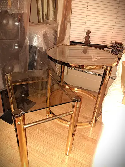 Je viens de réduire de 100$, Seulement 125$! Belle Table basse ronde vitrée, cadre en acier doré, tr...
