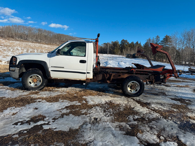 2004 GMC 2500HD Bale Deck Truck in Cars & Trucks in Edmonton - Image 2