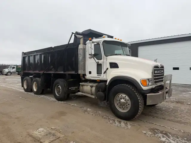 Mack Granite Dump Truck in Heavy Trucks in Oshawa / Durham Region - Image 5