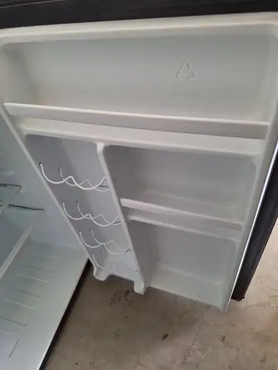 Mini frigidaire utilisé une année seulement En excellent état