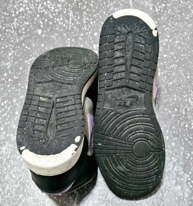 Nike Jordan 1 Mid Youth Size 5 in Men's Shoes in Oshawa / Durham Region - Image 6