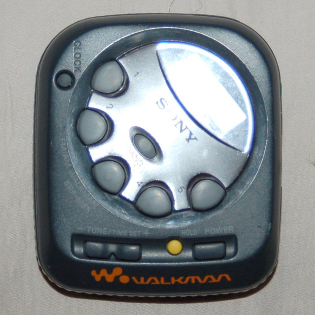 $20 Sony FM/AM radio walkman SRF-M35 vintage retro in Stereo Systems & Home Theatre in Sudbury