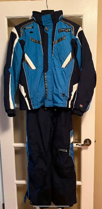 Ensemble de neige marque Spyder manteau et salopette, View more