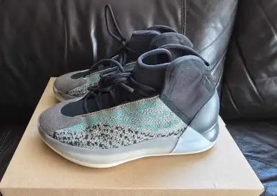 adidas - Yeezy Quantum size 9.5 (G58864), View more