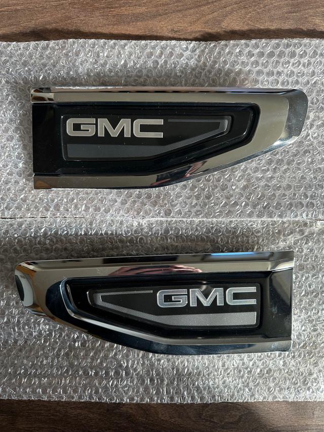 GMC Yukon Side Badges in Auto Body Parts in Swift Current