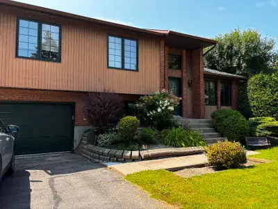 Situé dans le beau quartier de Timberlea Kirkland maison d’angle à paliers multiples 1864 Pieds carr...