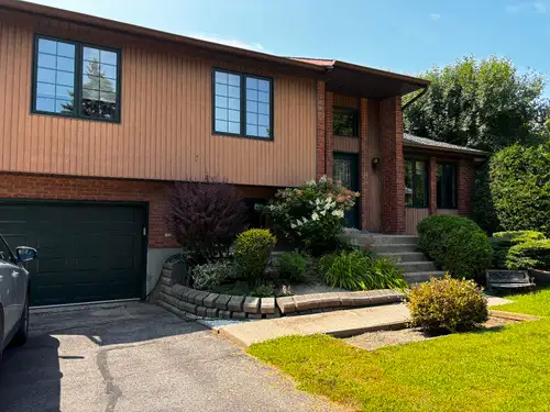 Situé dans le beau quartier de Timberlea Kirkland maison d’angle à paliers multiples 1864 Pieds carr...
