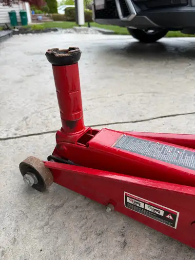 Used and in decent shape. 3 Ton SUV Jack. Clears almost 20” height. Test out before buying. Asking o...
