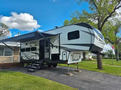 FOR SALE: 2023 Rockwood Signature 2622RK Fifth Wheel – Like New! Looking for a high-end fifth wheel...