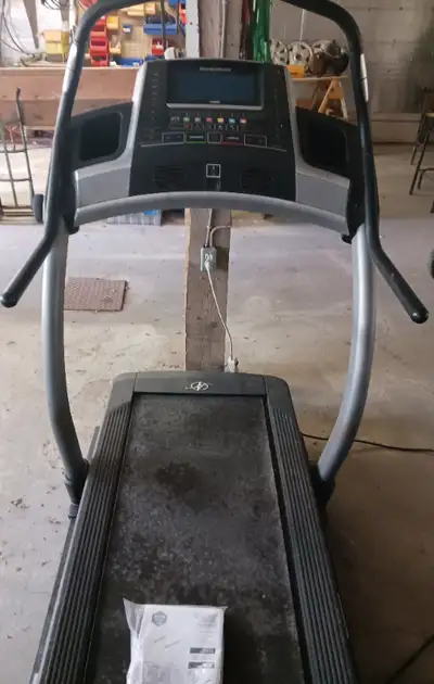 Tapis roulant en très bon état. Prix négociable. Vendu tel quel. Pas de livraison. Treadmill in very...