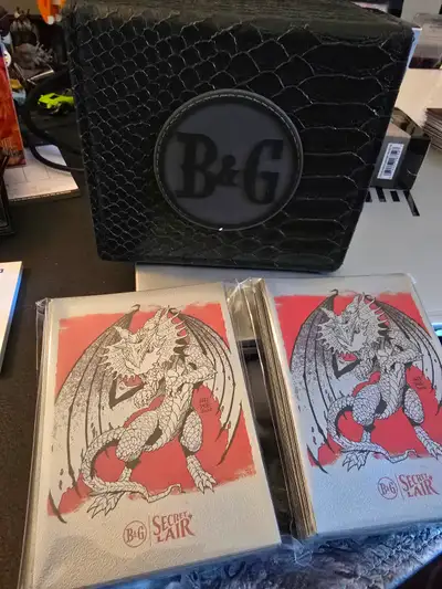 Je vends une Deck Box de Magic the Gathering du Secret Lair Here be Dragons et les 100 Sleeves Drago...