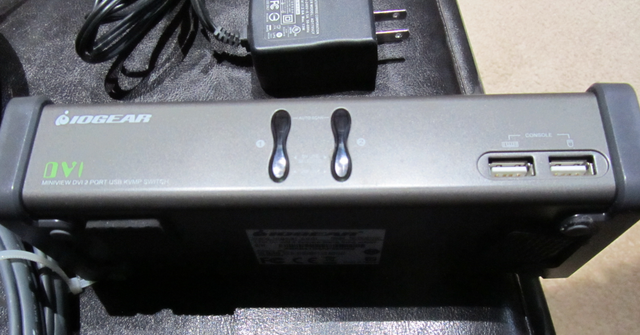 KVM switch IOGEAR GCS-1102 with cables in Cables & Connectors in Hamilton - Image 4
