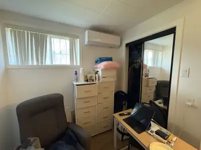 Chambre rénovée, air climatisé, lit, salle d’eau avec toilette, accès à grande douche, stationnement...