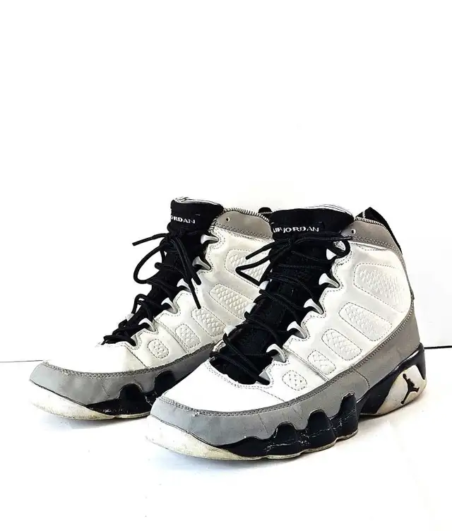 Air Jordan 9 Barons  Youth Sneakers Size 9.5 in Men's Shoes in City of Montréal - Image 3