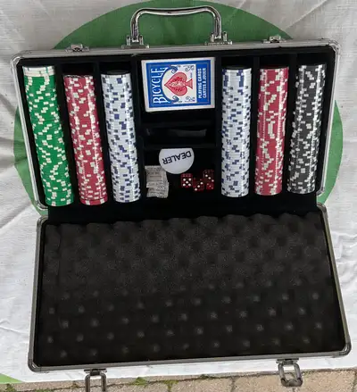 This pre-owned Bicycle poker chip set comes in a durable aluminum carrying case and is in excellent...
