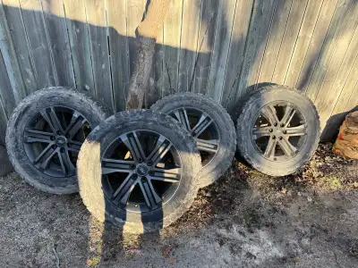Off my 2022 Lariat, 20x8.5” black rims in pristine condition. TPMS sensors in all four ready to go,...