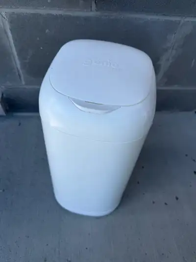 Diaper Genie Expression diaper disposal system. This diaper pail provides a convenient, hands-free w...