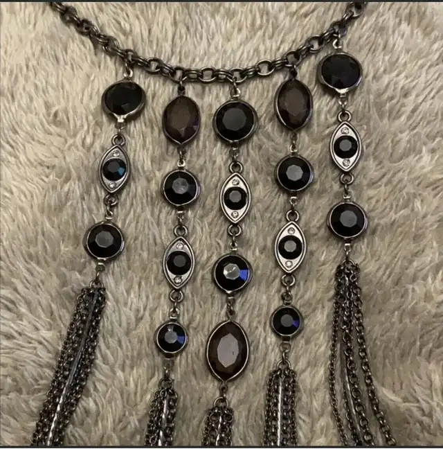 Guess necklace and earrings set62863737824643123