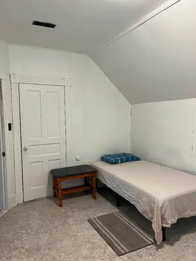 Looking for a cozy and convenient place to call home? This single private room is perfect for studen...