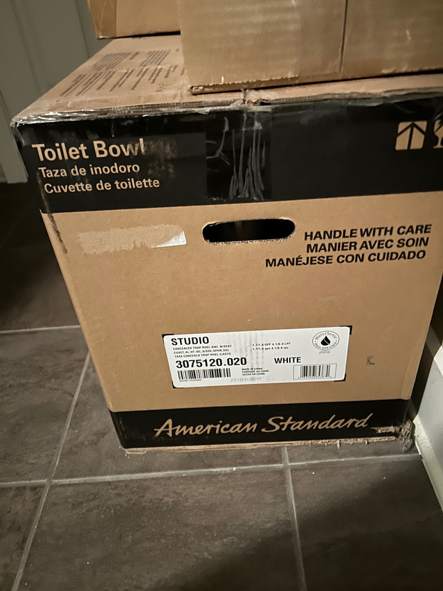American Standard Elongated Toilet brand new in box dans Plomberie, éviers, toilettes et bains  à Ville de Montréal - Image 4