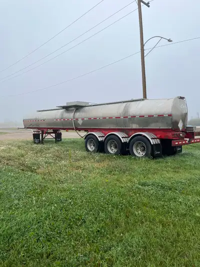 1988 bedard tanker. 19200 litres. Insulated. Will consider any trade. 306-272-7zero66