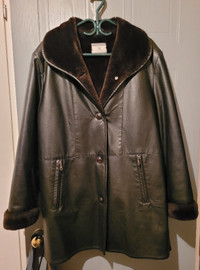 Manteau d'hiver en faux cuir et fourrure. Gr. Large (femme)