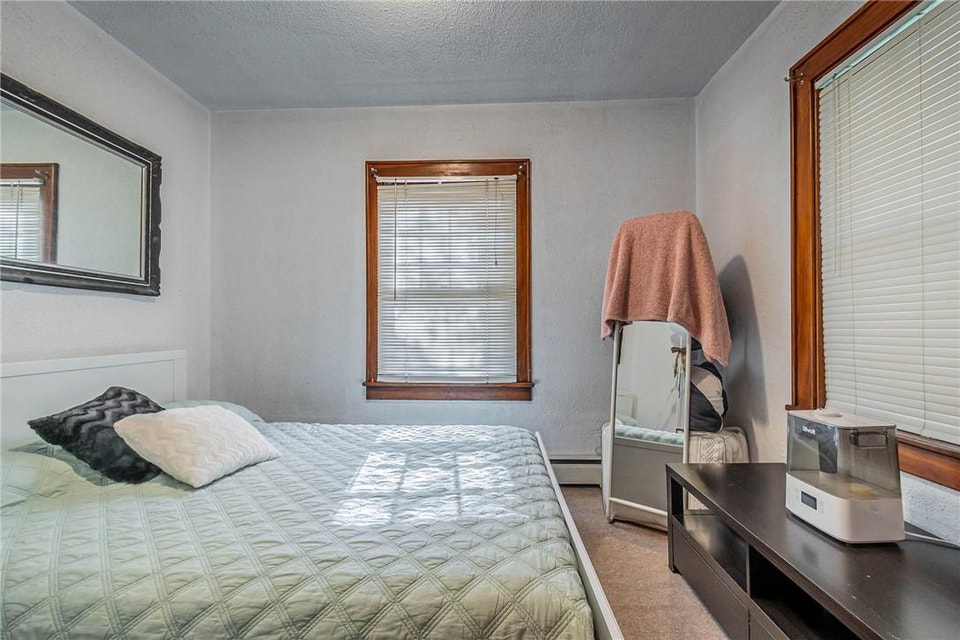 Lovely  1 Bed + Den Apartment Downtown - Avail Nov 1 3