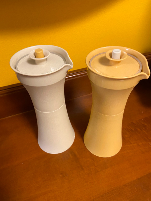 Vintage Tupperware Set of 2 Oil and Vinegar Serving Containers in Arts & Collectibles in Oshawa / Durham Region - Image 4