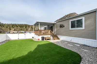 MLS®10334258 102 8598 Hwy 97 Oliver, BC Step into easy living with this 2020 manufactured home on it...