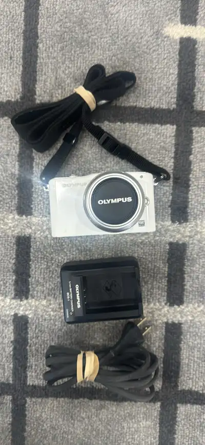 OLYMPUS PEN Mini E-PM1 White 12.3MP Digital Camera w/14-42mm