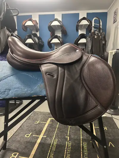 17.5" Frank Baines Reflex Close Contact Saddle – Made in England Consignment | Excellent Condition |...