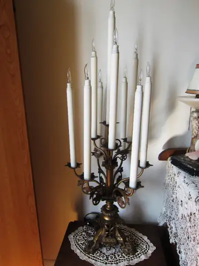Magnifique Grand Chandelier Antique Style Gothique!, View more