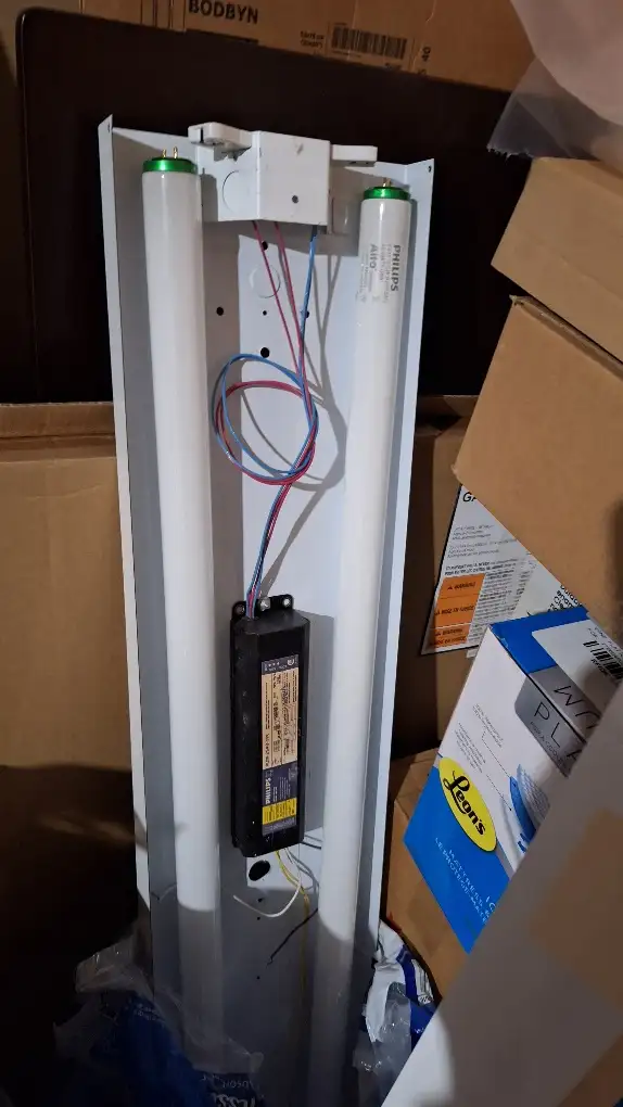 Fluorescent Light Fixture in Indoor Lighting & Fans in Ottawa - Image 3