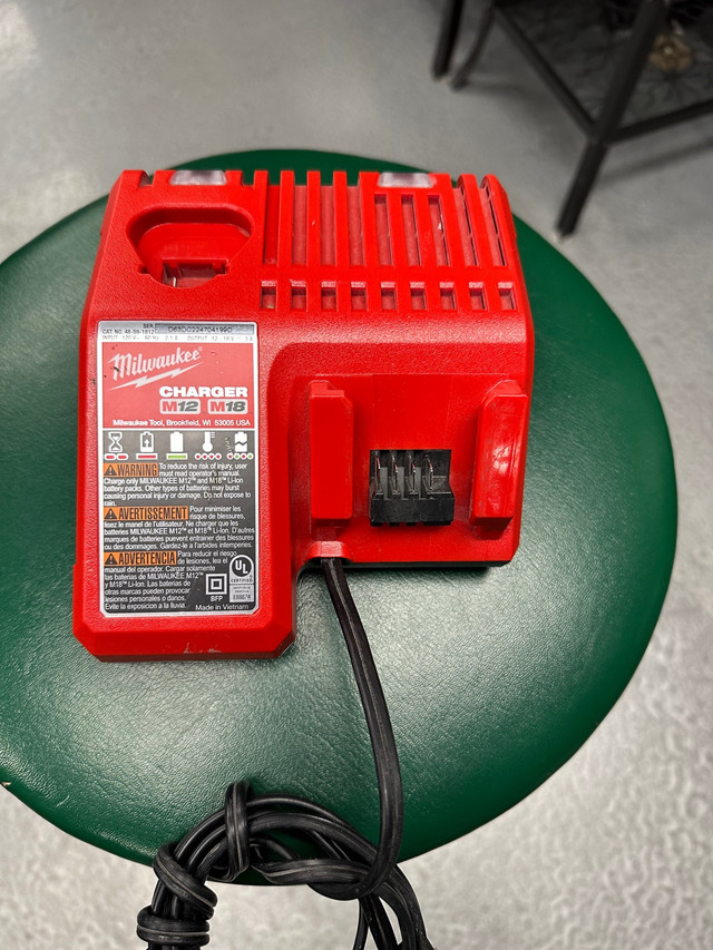 Muilwaukee charger. Absolutely perfect condition  in Hand Tools in Calgary - Image 4