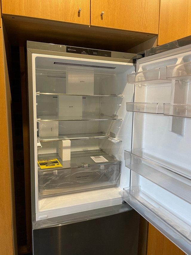 [PENDING] LG 28" CounterDepth Fridge Brand New Refrigerators
