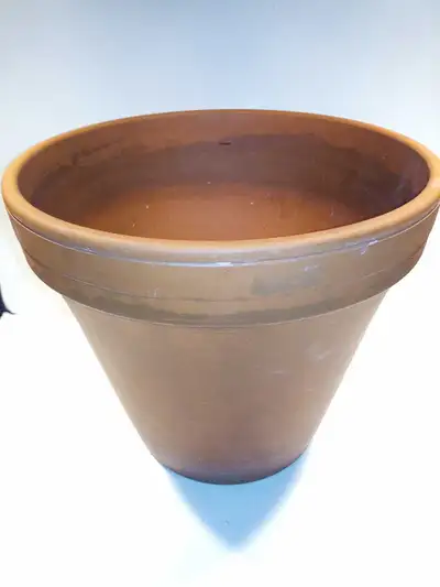 Petits pots en terre cuite avec soucoupe / Small terracotta pots, View more