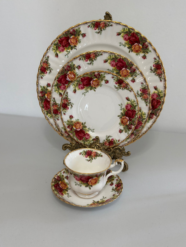 5 piece dinner place setting MADE IN ENGLAND Old Country Roses R in Kitchen & Dining Wares in Mississauga / Peel Region - Image 2