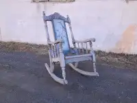 Small Rocking Chair/Petite chaise berçante