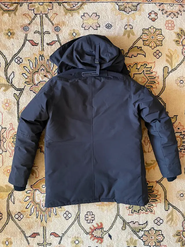 Canada Goose Chateau parka M in Men's in Calgary - Image 3