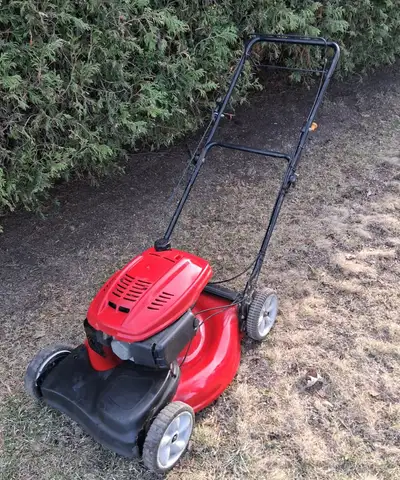 Tondeuse AUTOMOTRICE Yard Machine OHV 6HP, 21 pces de coupe A-1, View more