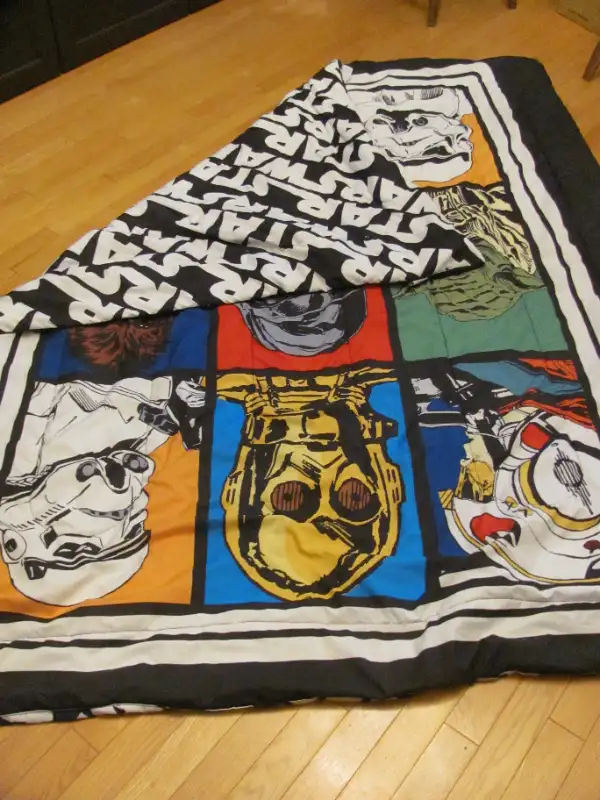 Star Wars Classic Grid Reversible single Comforter in Bedding in Gatineau - Image 2