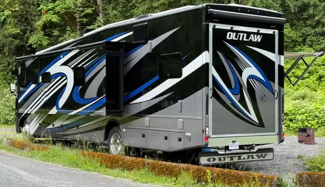 2023 Thor Outlaw 38MB Toy Hauler Motorhome in RVs & Motorhomes in Burnaby/New Westminster - Image 9