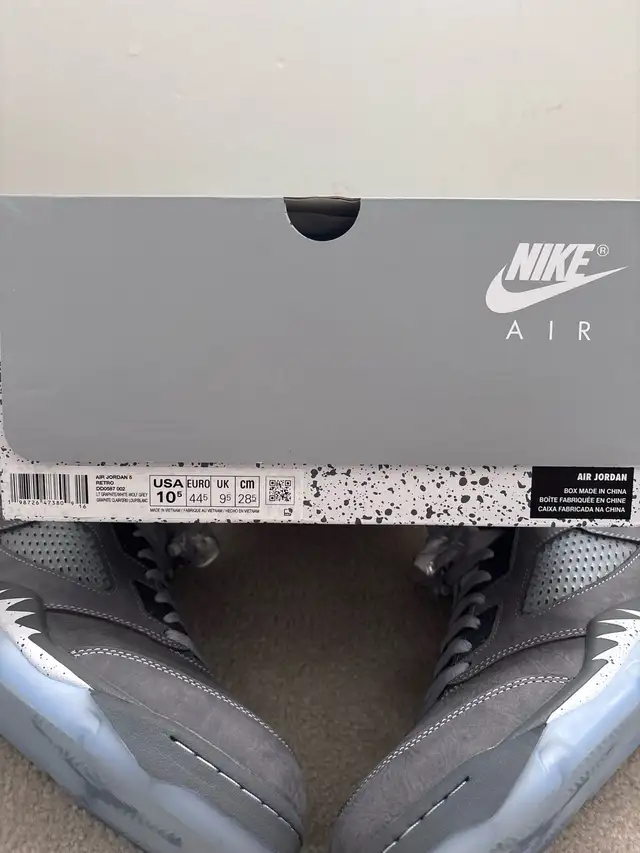 Jordan wolf grey (size 10.5) in Men's Shoes in Oshawa / Durham Region - Image 9