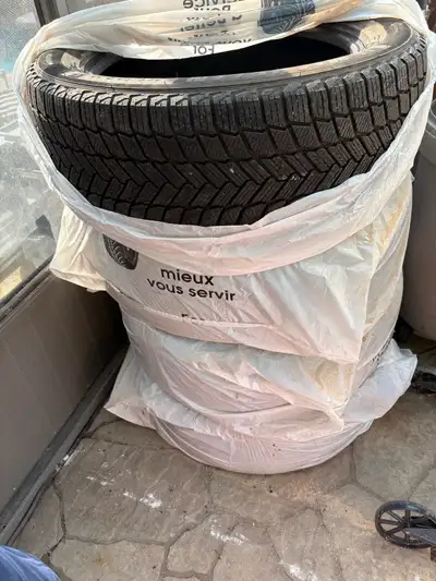 Je vends cet ensemble de quatre pneus d’hiver Michelin 265/50R20.Ces pneus sont usagés ils ont servi...