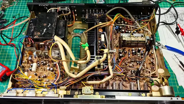 Vintage YAMAHA Receiver CR-2020/1020 Restoration in Stereo Systems & Home Theatre in Markham / York Region - Image 5
