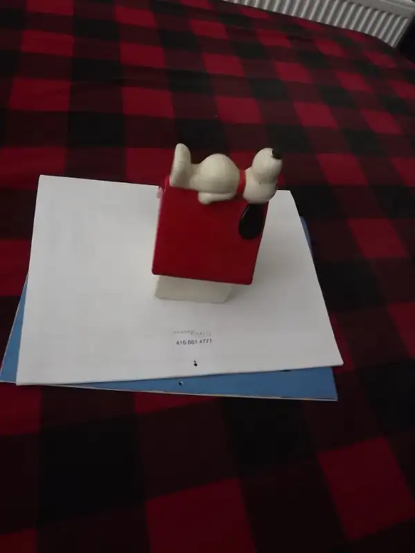VINTAGE CERAMIC "SNOOPY DOGHOUSE" PEANUTS PIGGY BANK in Arts & Collectibles in City of Toronto - Image 7